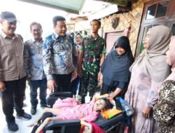 Bupati Subandi Hadir Langsung, Berikan Bantuan Kursi Roda bagi Warga