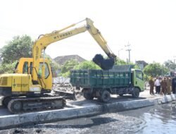 Pemkab Sidoarjo Kerahkan 8 Ekskavator untuk Normalisasi Sungai di Tanggulangin dan Candi