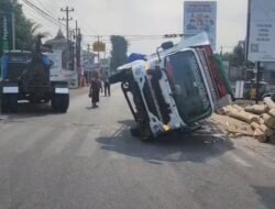 Arus Lalu Lintas Tanjung Magelang Macet,Truk Bermuatan Kayu Oleng