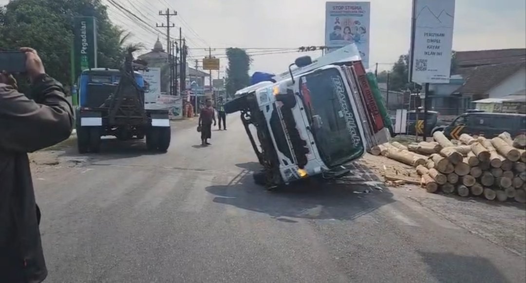 Arus Lalu Lintas Tanjung Magelang Macet,Truk Bermuatan Kayu Oleng