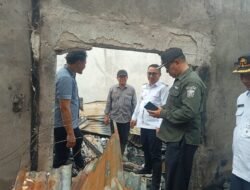 Wako Alfin Serahkan Bantuan Logistik dan Bahan Bangunan untuk Korban Kebakaran di Hamparan Rawang