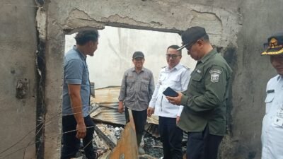 Wako Alfin Serahkan Bantuan Logistik dan Bahan Bangunan untuk Korban Kebakaran di Hamparan Rawang