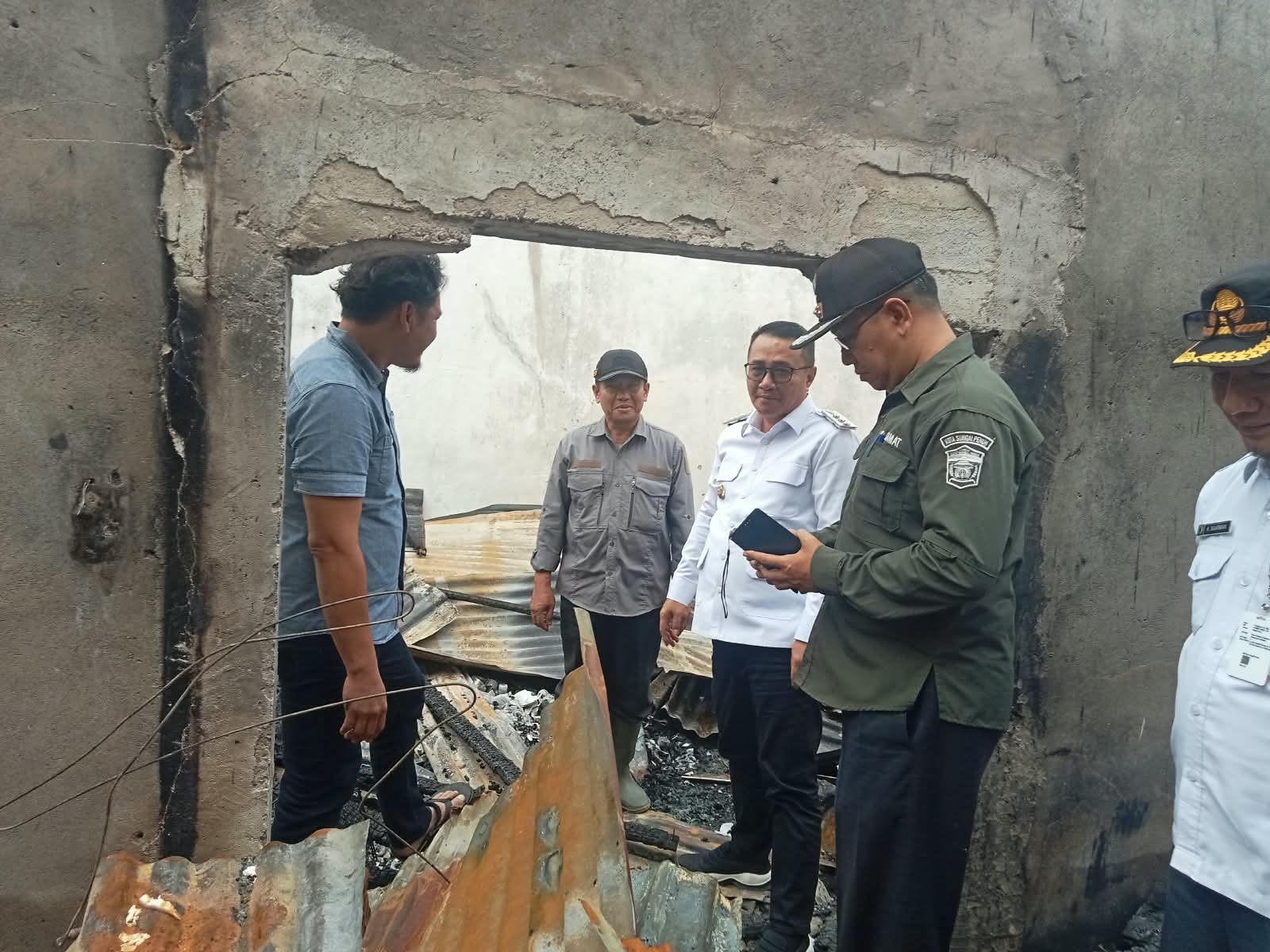 Wako Alfin Serahkan Bantuan Logistik dan Bahan Bangunan untuk Korban Kebakaran di Hamparan Rawang