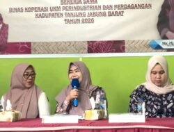 Buka Pelatihan Modifikasi Anyaman Purun, Ketua Dekranasda Tanjab Barat Dorong Peningkatan Ekonomi Keluarga