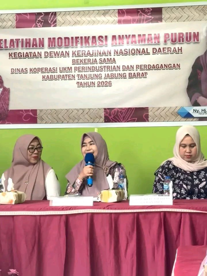 Buka Pelatihan Modifikasi Anyaman Purun, Ketua Dekranasda Tanjab Barat Dorong Peningkatan Ekonomi Keluarga