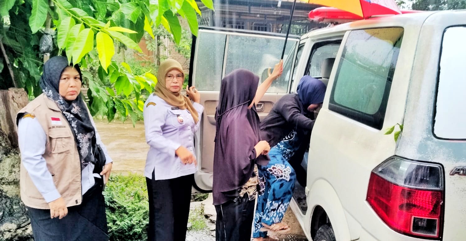 Dr. Sri Mardiani Turun Langsung Tangani Warga Sakit di Serbelawan, Priyani Dibawa ke RSUD Perdagangan