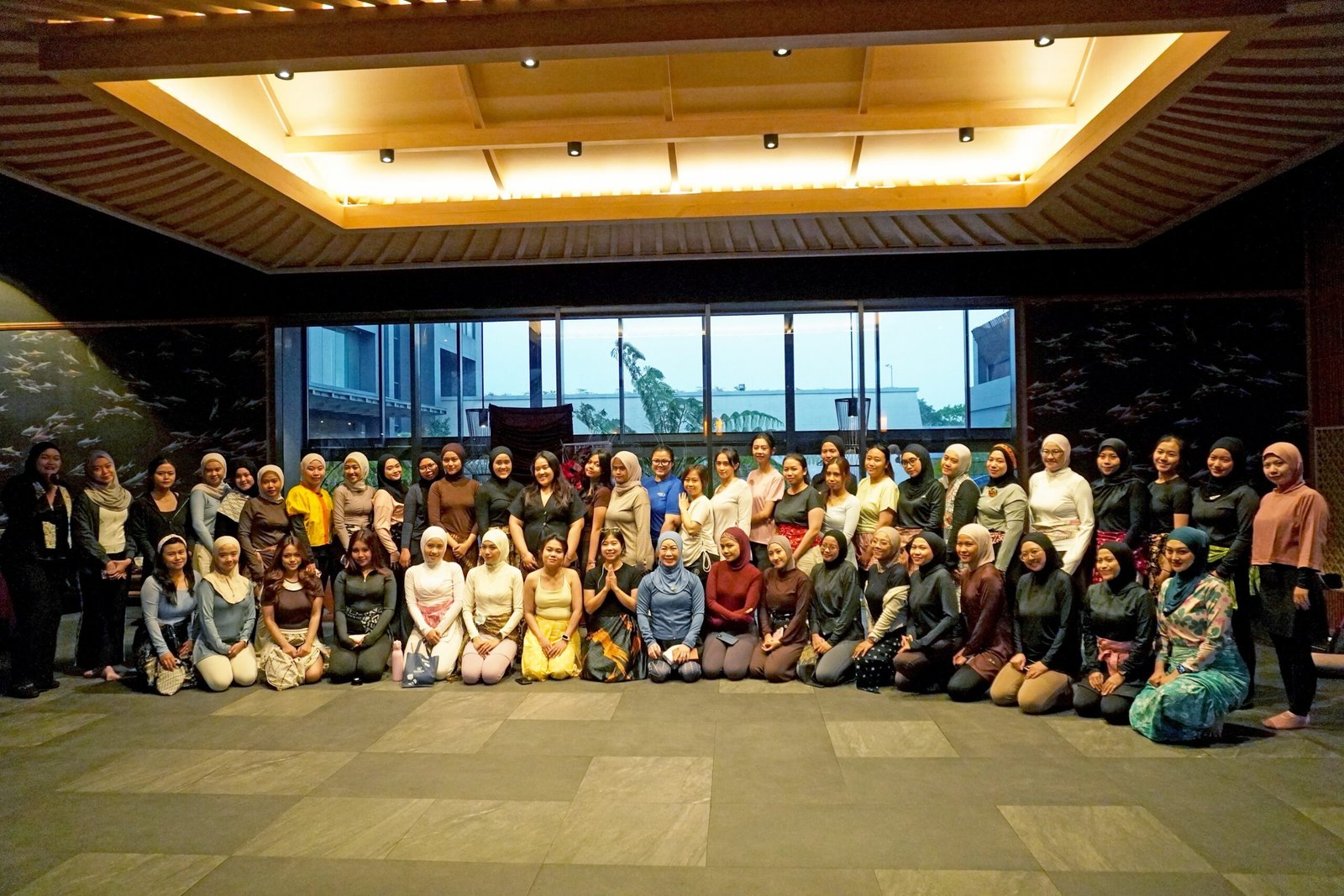 Harmoni Tradisi dan Wellbeing: Grand Mercure Malang Mirama & Het Yoga Studio Rayakan Hari Batik Nasional