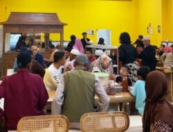 suasana ramai pembeli di warung soto seger murah Tulungagung
