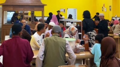 suasana ramai pembeli di warung soto seger murah Tulungagung